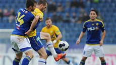 Teplický kapitán �t�pán Vachou�ek (ve �lutém) si kryje mí� p�ed dotírajícím...