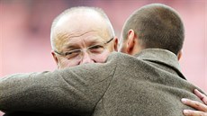 Prezident píbramského klubu Jaroslav Starka se ped zápasem objal se synem.