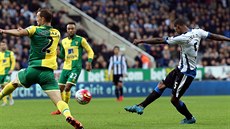 Wijnaldum právě střílí svůj čtvrtý gól v 9. kole anglické Premier League.