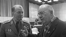 Generál František Šádek (vlevo) se spolu Ousulnasem Altraisem, členem...