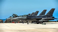 Americké a polské letouny F-16 na cviení Trrident Juncture na základn Trapani...