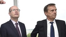 Premiér Bohuslav Sobotka (uprosted) a olomoucký hejtman Jií Rozboil (vpravo).