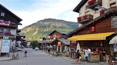 Centrum Livigna, vpravo výborný bar a hospoda Bivio