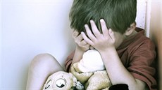 týrání, násilí, dít�, útok