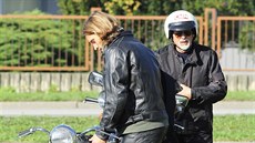 Milo Dvoák (vlevo) a Petr Hoálek pijeli na motorkách na poheb Frantika...