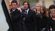 Jim Carrey na pohbu své expítelkyn v doprovodu dcery Jane.