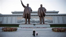 Obyvatelé Pchjonjangu můžou vzdát hold Kim Ir-senovi (vlevo) a Kim Čong-ilovi.