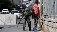 Izraeltí policisté steí i klidnjí místa Jeruzaléma (15. íjna 2015).