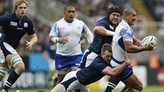 Skotský zadák Stuart Hogg zastavuje Pereze ze Samoi v utkání ragbyového...