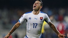 Slovenská hv�zda Marek Ham�ík slaví jeden ze svých gól� v záv�re�ném...