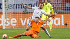 Nizozemský útoník Klaas Jan-Huntelaar padá v souboji s eským obráncem...