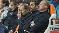 Nizozemský trenérský �táb b�hem kvalifika�ního utkání proti �esku. Hlavní kou�...