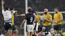 SPORNÝ VERDIKT Jihoafrický sudí Craig Joubert  (vlevo) naizuje trestný kop...