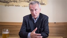 P�i chemoterapii je dobré pivo. Dodá tekutiny i energii, �íká léka� Václav...