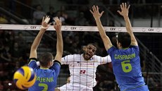 Earvin Ngapeth v duelu proti Brazílii. 