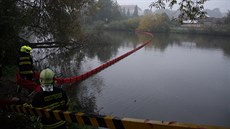 Hasii likvidují únik ropných látek do eky Moravy v Napajedlích.