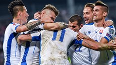 Fotbalisté Slovenska se radují z postupu na mistrovství Evropy.