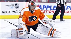 Gólman Michal Neuvirth z Philadelphie v duelu s Chicagem.