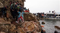 Po vylodění na řeckém ostrově Lesbos čeká uprchlíky ještě náročná kamenná cesta...