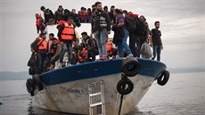 Na řecký Lesbos připlula z Turecka další rybářská loď s uprchlíky (11. října...