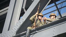 Brati Bubeníkovi fotili kalendá na ústeckém elezniním most pro...