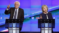 Hillary Clintonová a Bernie Sanders bhem televizní debaty CNN (14. íjna 2015).