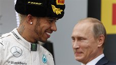 Lewis Hamilton pijímá od Vladimira Putina gratulace k vítzství ve Velké cen...