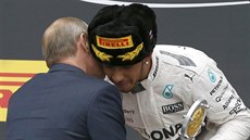 Lewis Hamilton přijímá od Vladimira Putina gratulace k vítězství ve Velké ceně...