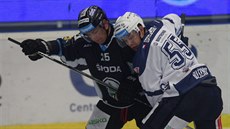 Mario Bli��ák (vpravo) z Plzn� v souboji s Radanem Lencem z Mladé Boleslavi.