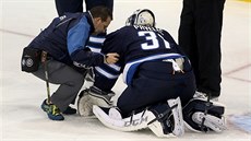 �eský gólman Ond�ej Pavelec z Winnipegu je o�et�ován b�hem utkání se St. Louis.