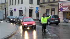 Dopravu v Náchod� �ídí m�st�tí i státní policisté.