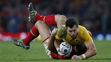 Australský ragbista Adam Ashley-Cooper (ve lutém) v souboji v duelu s Walesem