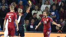 HEEEJ, CO�E? Filip Novák (s �íslem 20) se diví �luté kart� a na�ízené penalt�.