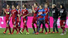 Zklamaní čeští fotbalisté po prohře s Tureckem