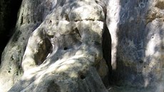 Dv� ob�í hlavy �ert� vytesané do pískovcové skály kdysi stra�ívaly kolemjdoucí. Ka�dá je velká kolem deseti metr�.