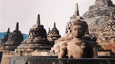 Chrámový komplex Borobudur na Jáv zdobí více ne 500 soch Buddh.