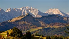 Berchtesgadenské Alpy, pohled na Hoher Göll (vlevo) a Watzmann z Rakouska.