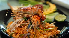 Rýžové nudle Pad Thai představují nejslavnější thajské jídlo. Na snímku s...