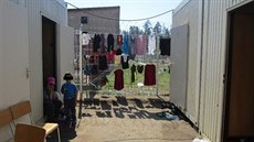 Děti uprchlíků mají nedostatek oblečení, bot i místa na hraní. Žijí v...