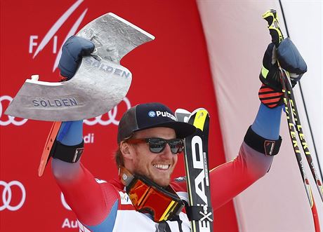 Ted Ligety slaví vítzství v obím slalomu v Söldenu.