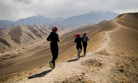 Afghnsk eny na trase prvnho afghnskho maratonu.