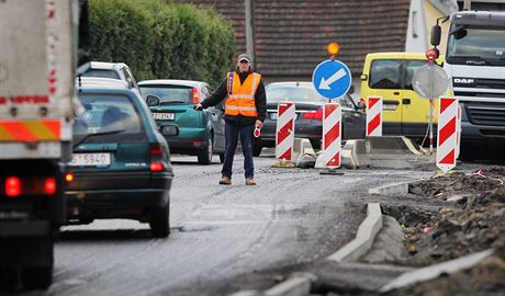 Oprava hlavní silnice v Horní Lukavici na Plzesku komplikuje dopravu. Tvoí se...