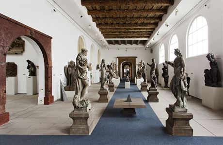 Lapidrium Nrodnho muzea dala prostor pro instalaci Art House. Mezi sochami...