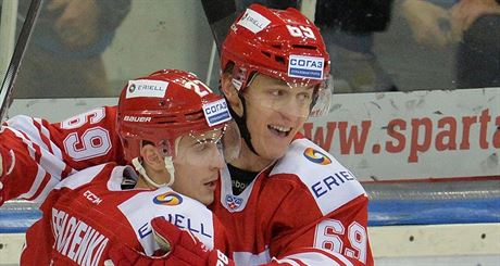 Luká Radil (vpravo) ze Spartaku Moskva se raduje z gólu.