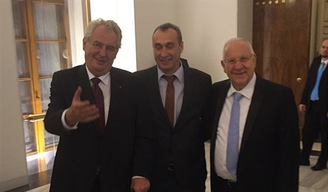 Nymburský kou Ronen Ginzburg (uprosted) na setkání s eským prezidentem...