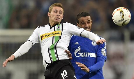 Thorgan Hazard (vlevo) z Mönchengladbachu a Joel Matip ze Schalke v souboji o...