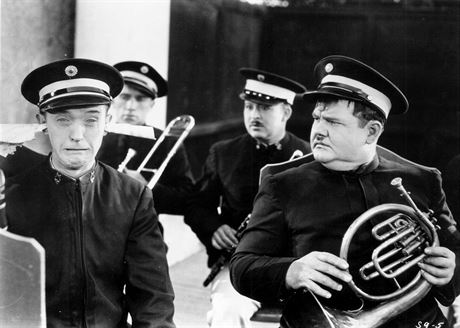 Stan Laurel a Oliver Hardy ve filmu Zpropadení muzikanti (Youre darn tootin)...
