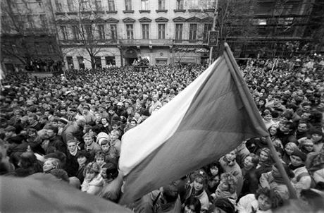 Zaátek konce. - Ve odstartoval 17. listopad. Na Albertov se seli studenti...