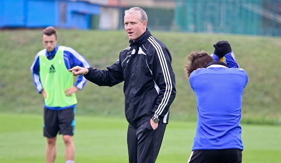 Vaclav Jílek vede trénink olomouckých fotbalist.