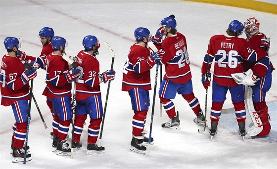 Hokejisté Montrealu oslavují vítzství nad St. Louis.